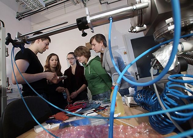 Während des Ferienworkshops „Physik für Schülerinnen“ an der Uni Jena (hier eine Aufnahme aus einem der vergangenen Jahre) haben Mädchen der 10.-13. Klasse die Möglichkeit, eigenständig zu forschen und zu experimentieren.