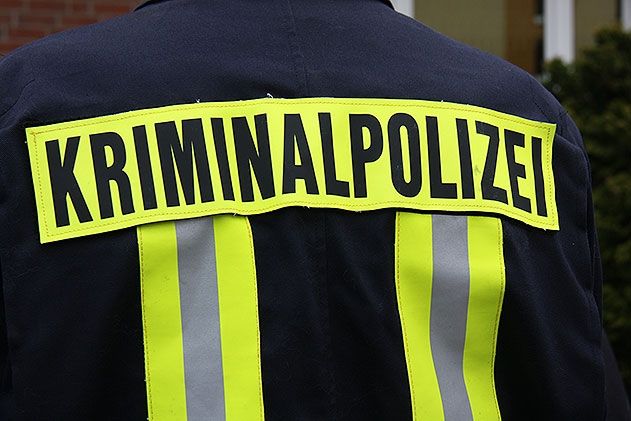 Die Polizei stellte bei einer Wohnungsdurchsuchung in der Dornburger Straße mehrere Schusswaffen und Drogen sicher.