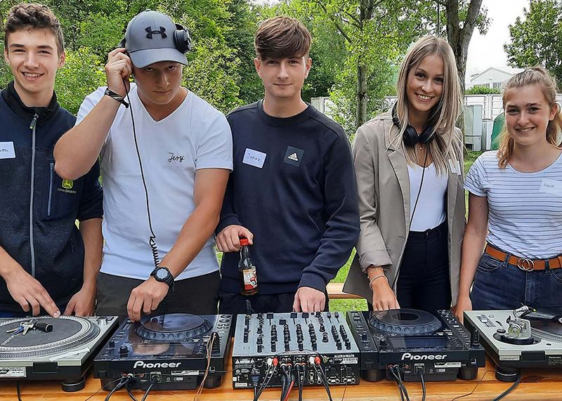 Mit einem DJ-Workshop wurden die fünf neuen Azubis beim Kommunalservice Jena willkommen geheißen.