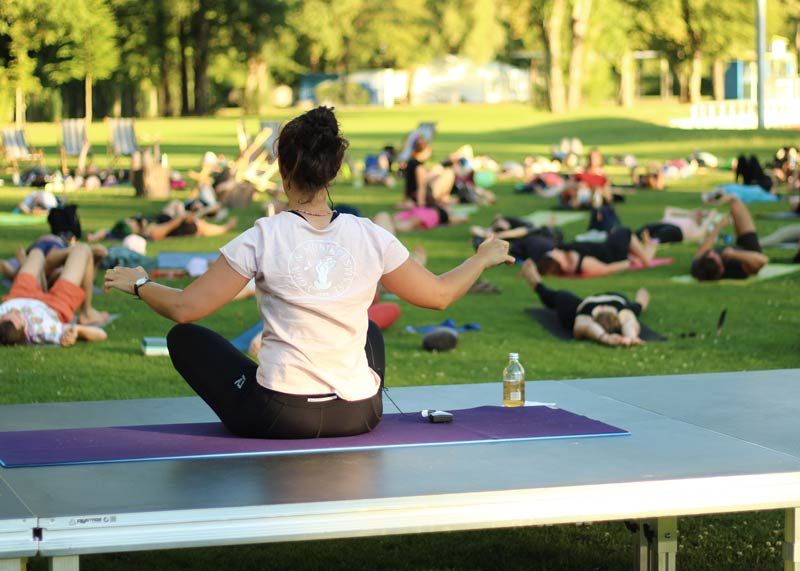 Zu jedem Festivalticket wird es eine persönliche Yogadecke im Festivaldesign, ein kostenloses Getränk sowie gesunde Snacks vor Ort geben.