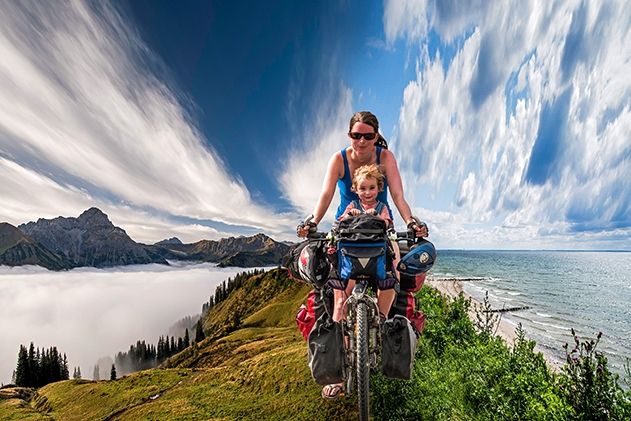 Für die facettenreiche und erfrischende „Deutschland-Reise“ von Manuela Wetzel und Fotograf Bruno Maul mit Töchterchen Frida (Sa, 20 Uhr) sind noch Tickets erhältlich. Das Paar besuchte auch Orte in Ostdeutschland und hörte zum Teil abstruse Nachwendegeschichten.