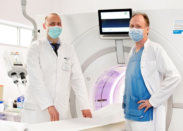 Dank der leistungsfähigeren Röhre ermöglicht das CT-Gerät in der ZNA am Universitätsklinikum Jena Professor Ulf Teichgräber (re.) und Professor Wilhelm Behringer (li.) noch bessere Untersuchungsergebnisse.
