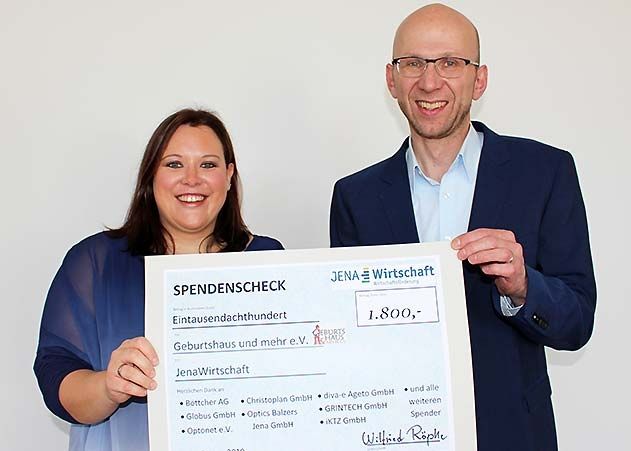 Freut sich über die Spende von 1.800 Euro: Geburtshaus-Hebamme Antje Roth (l.) mit Wilfried Röpke, Geschäftsführer von JenaWirtschaft.