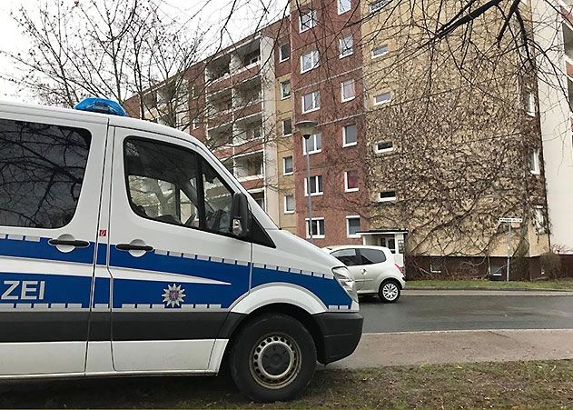 In der Max-Steenbeck-Straße in Jena-Winzerla wurde eine 87-jährige Frau tot aufgefunden. Die Polizei nahm die Ermittlungen auf.