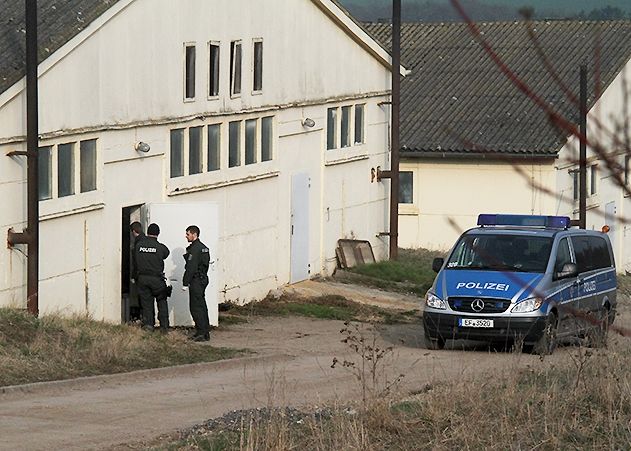 Großeinsatz der Polizei in einer Schweinemastanlage in Schöngleina: Wahrscheinlich müssen Tiere notgetötet werden.