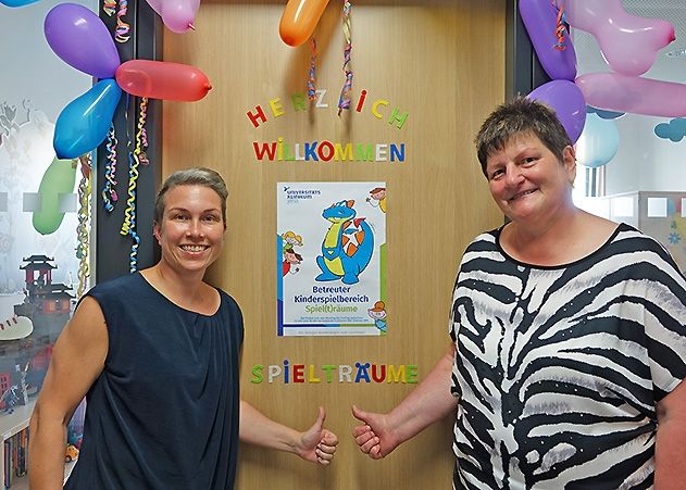 Tina Ulrich, Leiterin vom Patientenservice (li.), und Erzieherin Gabriele Schmiedt freuen sich darauf, viele kleine Besucher im neuen Kinderspielbereich begrüßen zu können.