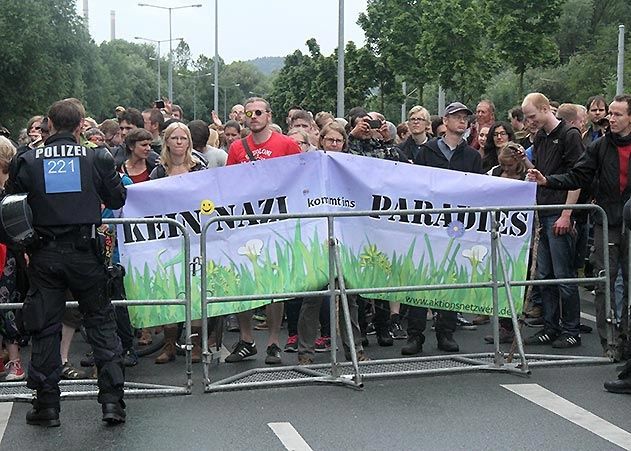 Erst Ende Juni 2015 blockierten etwa 2.000 Demonstranten mehrere Punkte auf der von den Nazis angemeldeten Strecke.