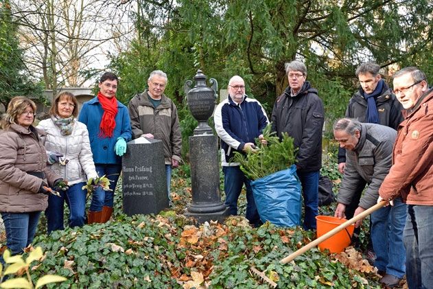 Einen besonderen Arbeitseinsatz auf dem Jenaer Johannisfriedhof hatte im November die Freizeitgruppe der Institutsambulanz der Klinik für Psychiatrie und Psychotherapie am Universitätsklinikum Jena (UKJ).