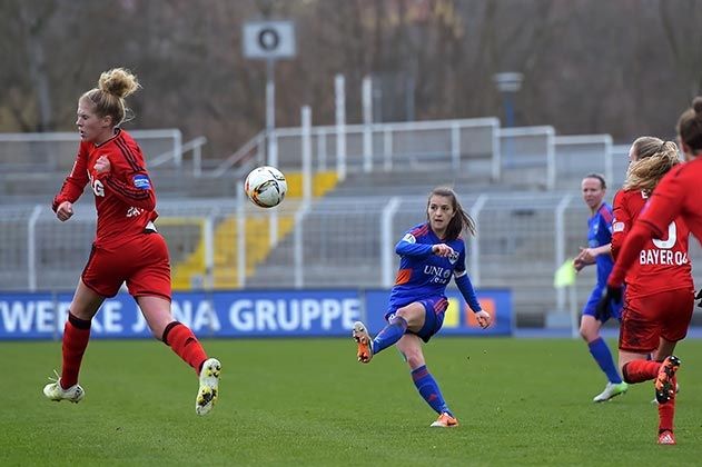 Die Jenaerin Iva Landeka (rechts) gegen die Leverkusenerin Rebecca Knaak (links) beim Bundesliga-Spiel FF USV Jena gegen Bayer 04 Leverkusen.