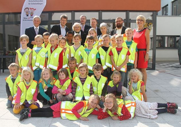 In Jena werden in den nächsten Tagen rund 900 Sicherheitswesten an 16 Grundschulen für Erstklässler ausgegeben.  Heute übergab der thüringische Bildungsminister Christoph Matschie ( 4.v.r.) die ersten Westen an die Schüler der Heinrich-Heine-Schule.