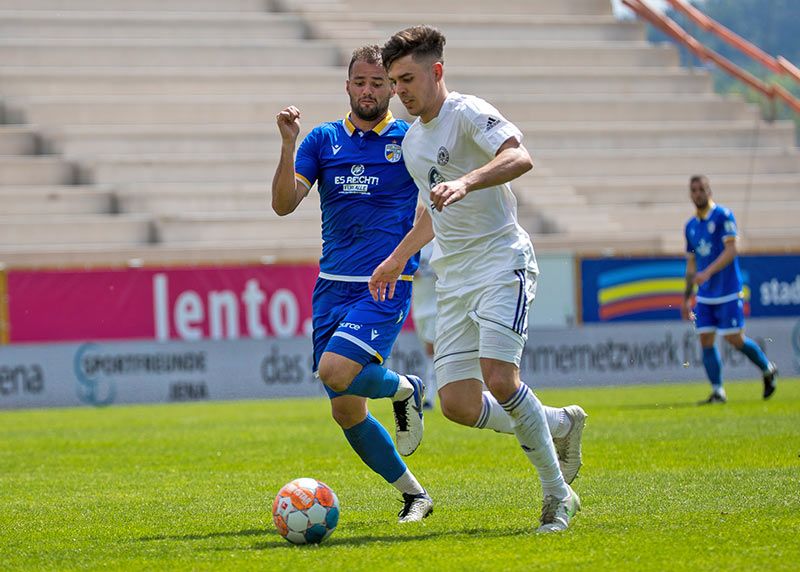 Jenas Fabian Eisele (l.) trifft zum 2:1-Siegtreffer.