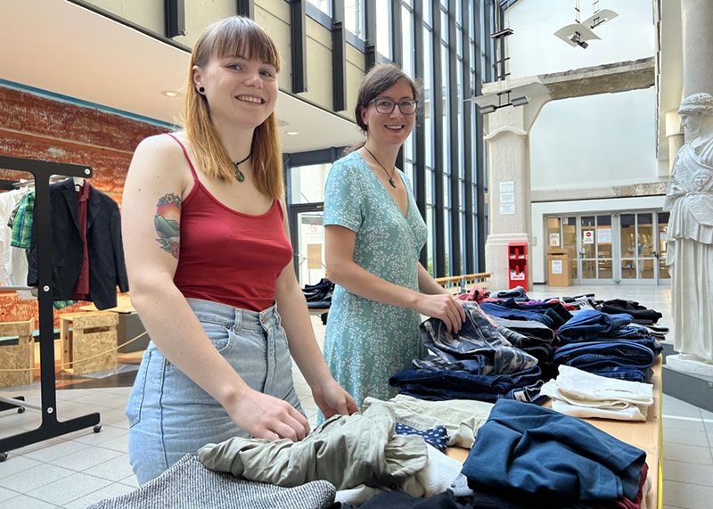 Alessa Eggeling (l.) und Louise Raudzus freuen sich über eine rege Teilnahme.