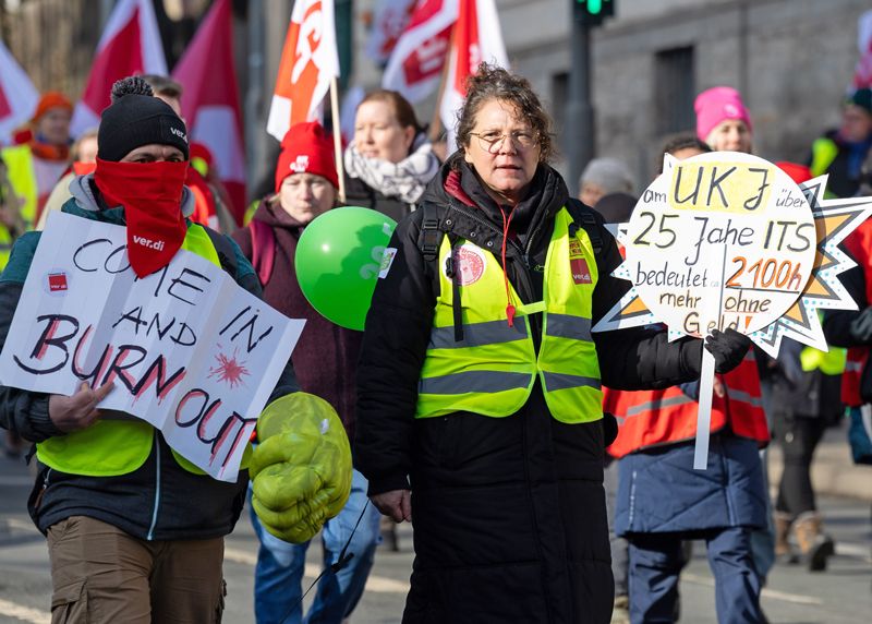 Mitarbeiterinnen und Mitarbeiter machten ihren Unmut plakativ deutlich.