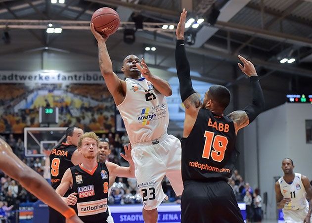 Der Jenaer Immanuel McElroy (Mitte) gegen den Ulmer Chris Babb beim Bundesliga-Spiel Science City Jena gegen ratiopharm Ulm in der Jenaer Sparkassen-Arena.