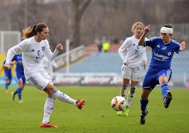 Die Jenaerin Ivana Rudelic (links) gegen die Sandnerin Anne van Bonn DFB-Pokalspiel FF USV Jena gegen SC Sand im Jenaer Ernst-Abbe-Sportfeld.