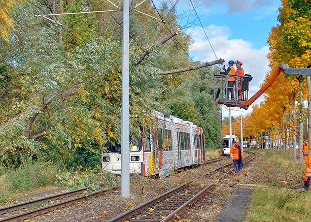 Der Straßenbahnverkehr musste unterbrochen werden.