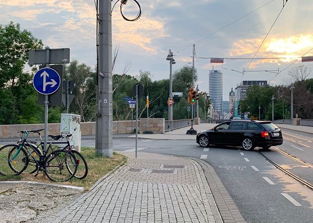 Gewohnheit macht Blind: Trotz des neuen Verbotes fuhren die Autofahrer am frühen Montagabend munter die alte Streckenführung am Camsdorfer Ufer in Richtung des Arbeitsamtes.