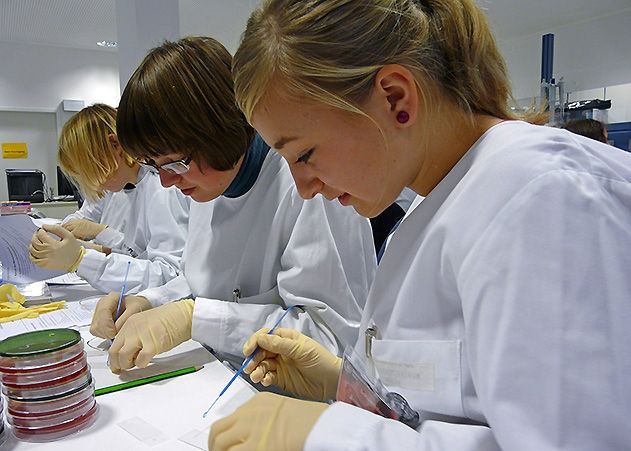 Die Wissenschaftler im Forschungszentrum des Uniklinikums Jena bieten in den Herbstferien wieder ein Schülerlabor für interessierte Schüler und Schülerinnen der 9. und 10. Klassen an.
