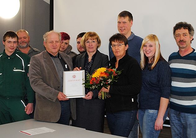 Birgit Becker (Mitte) überreicht das „Zertifikat für Nachwuchsförderung“ an Klaus Sammer, Geschäftsführer Gönnatal-agrar eG (links Mitte) und Kathrin Löhle, Vorstandsmitglied Gönnatal-agrar eG (Mitte neben Frau Becker) im Kreise der Azubis.