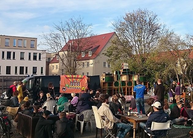 Das unabhängige Wohnprojekt „Die Insel“ rief zu einer Demo für bezahlbaren Wohnraum, für die Unterstützung freier Kulturprojekte und für ein Fortbestehen des Insel-Projektes in Jena auf.