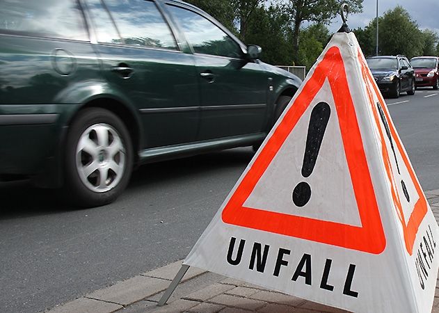 Eine Frau wurde am Dienstag in Jena von einem Auto erfasst und verletzt.