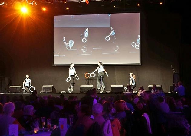 Johanna, Katharina, Anne und Lara als die “4 Velos” auf der Showbühne der Charity-Gala zugunsten der Palliativstation.