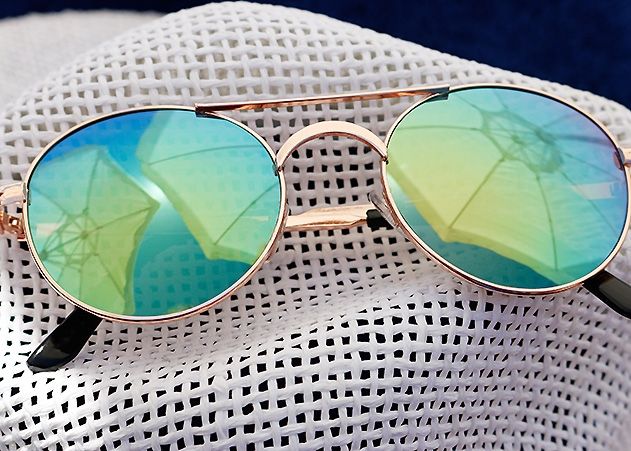 Sommer-Accessoire schlechthin: Mini-Sonnenbrillen, runde Modelle und mit bunten Gläsern sind in diesem Jahr wieder sehr angesagt.