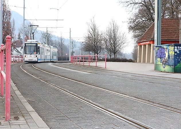 Der zweigleisige Gleisbogen südlich der Paradiesbrücke mit einer Gleislänge von insgesamt 210 Meter wird im April erneuert.