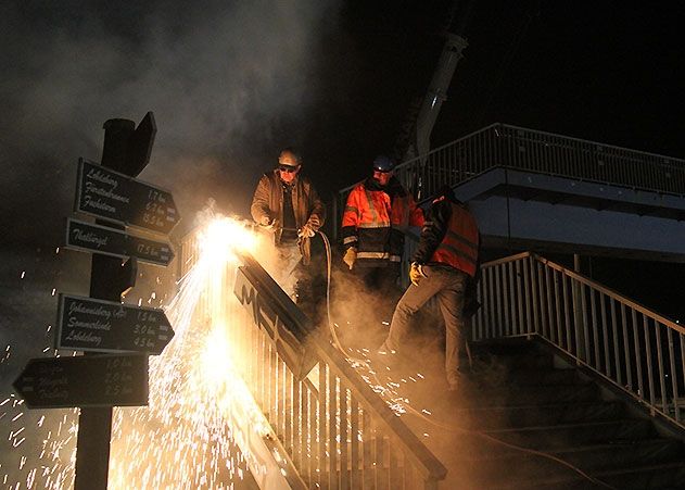 Zum Abriss vorbereitet: Fachleute trennen mit Schweißbrennern die Treppenaufgänge ab.