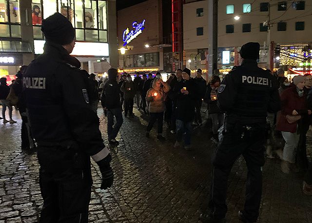 Auch am ersten Montagabend im neuen Jahr haben sich in Jena erneut Gegner der Corona-Maßnahmen zu einem „Spaziergang“ getroffen.