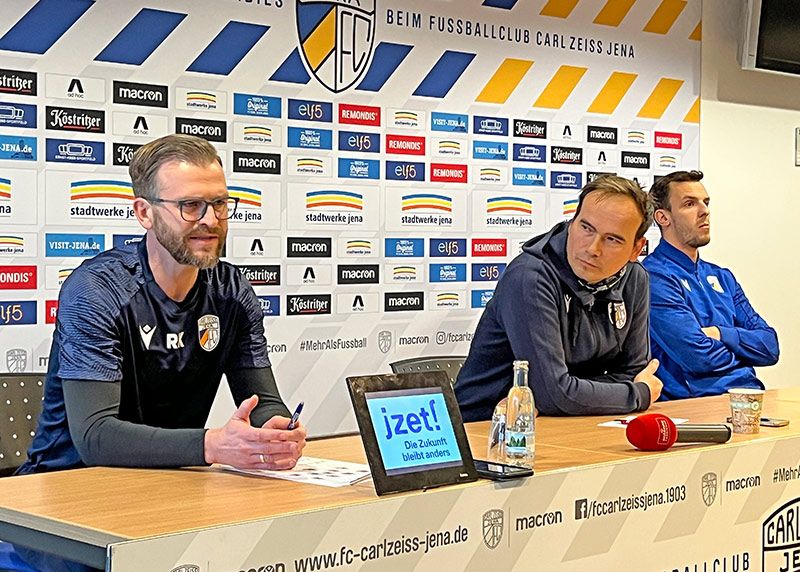 FCC-Cheftrainer René Klingbeil (l.) zeigte sich optimistisch für das Heimspiel gegen TeBe. Im Bild FCC-Pressesprecher Anderas Trautmann (m.) und Kapitän Bastian Strietzel.