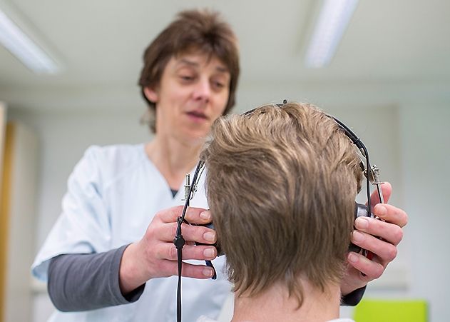 Ein Knalltrauma ist eine der wenigen bekannten Ursachen für chronischen Tinnitus. Am Tinnitus-Zentrum des UKJ finden Betroffene Hilfe.