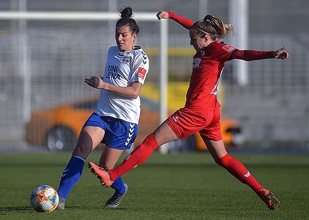 Nicole Stratford (l.) gegen Franziska Fiebig im Bundesliga-Spiel FF USV Jena gegen den SC Sand im Ernst-Abbe-Sportfeld.