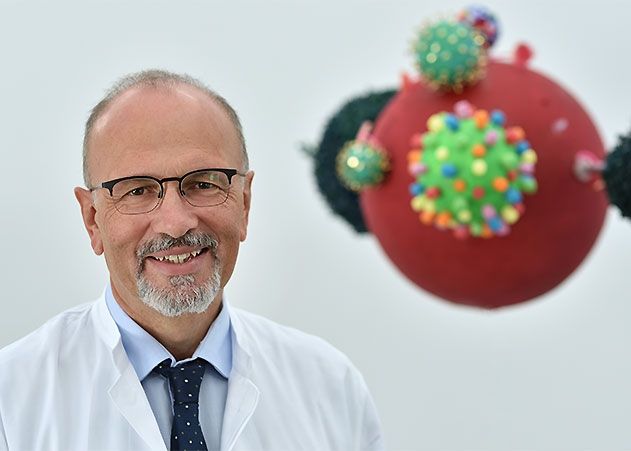 Professor Michael Bauer versucht bei der Abendvorlesung, Patienten die Angst vor der Narkose zu nehmen.