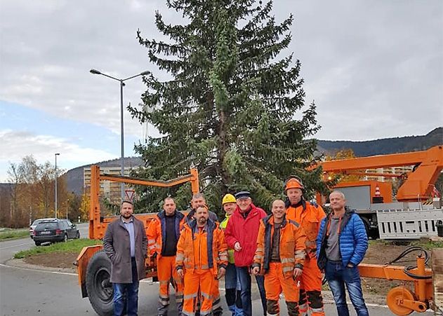 Seit heute steht er: Was wäre das Weihnachtsfest in Jena-Lobeda ohne den traditionellen Baum.