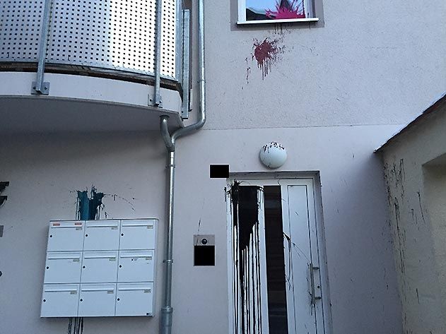 Farbbeutelanschlag auf Wohnhaus von Wiebke Muhsal.