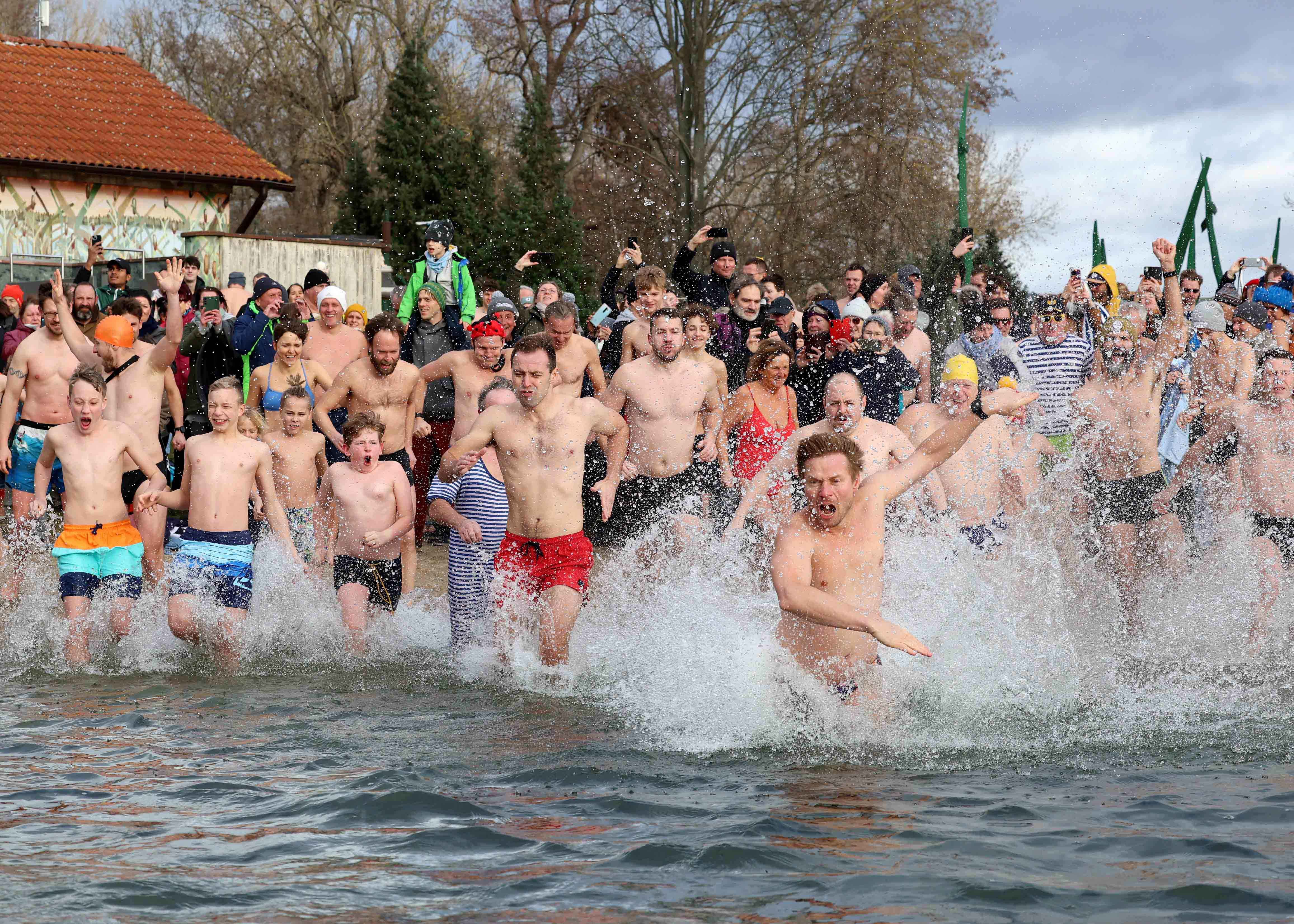 Hunderte mutige Badegäste beim Neujahrsschwimmen im Jenaer Südbad.