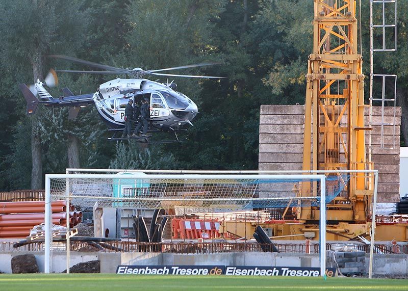 Das Spezialeinsatzkommando der Polizei (SEK) bei Übungen zur Höhenrettung im Ernst-Abbe-Sportfeld.