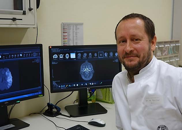 UKJ-Neurologe Dr. Albrecht Günther kennt die Symptome eines Schlaganfalls.