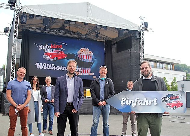 Das Team vom Autokino traf sich am Freitagmittag vor der Filmbühne mit Jenas Oberbürgermeister Thomas Nitzsche (4.v.l.).