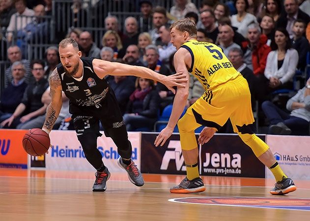 Der Jenaer Martynas Mazeika (links) gegen den Berliner Niels Giffey im Spiel Science Ciyt Jena gegen ALBA Berlin in der Jenaer Sparkassen-Arena.