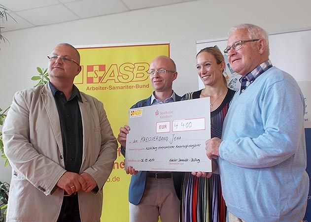 Die ASB Stiftung übergab eine Spende zum Aufbau  eines mobilen Kinderhospiz in Jena: v.l.n.r. René Zettlitzer, Prof. Jens Dwarczynski, (beide ASB Jena), Dr. Christine Theiss (ASB Stiftung) und Prof. Bernd Wiederanders (Förderverein Hospiz Jena).