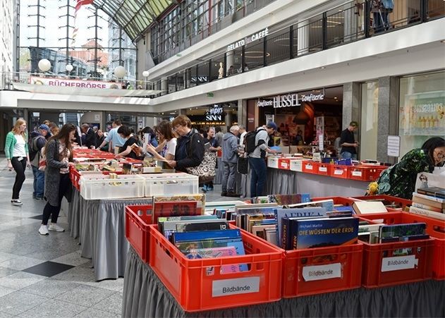 Am Donnerstag, Freitag und Samstag werden wieder Bücher zum Kilopreis von 2,49 Euro für wohltätige Zwecke in der Goethe Galerie in Jena angeboten.