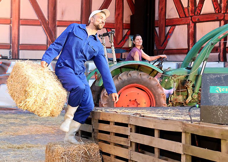 Bauerntheater- Spektakel trifft auf absurdes, widersprüchliches Schauspiel.