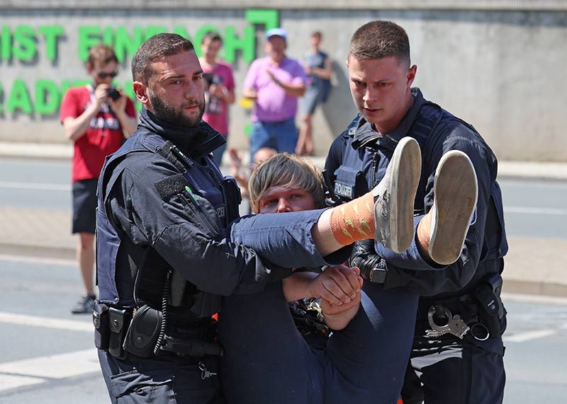 Der aus Greifswald stammende Olaf wurde von Polizeikräften von der Straße getragen.