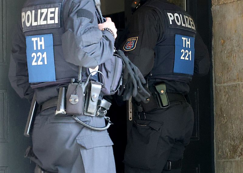 Seit den Morgenstunden durchsuchten Polizisten die betroffenen Schulen.