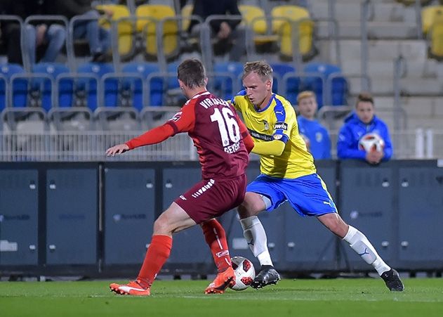 Der Jenaer Renè Eckardt (rechts) gegen Thomas Geyer im Spiel FC Carl Zeiss Jena gegen VfR Aalen.