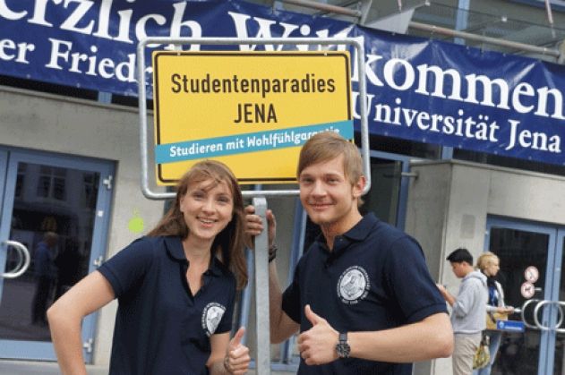 Der Hochschulinformationstag der Universität Jena mit Infoständen, Vorträgen, Institutsführungen und weiteren Aktionen gibt Studieninteressierten Einblicke ins „Studentenparadies Jena“.