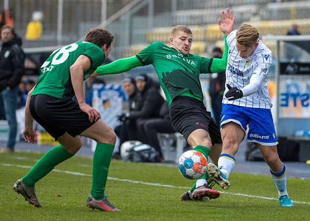 Jenas Doppeltorschütze Maximilian Oesterhelweg (re.) im Zweikampf mit dem Unioner Johann Martynets.