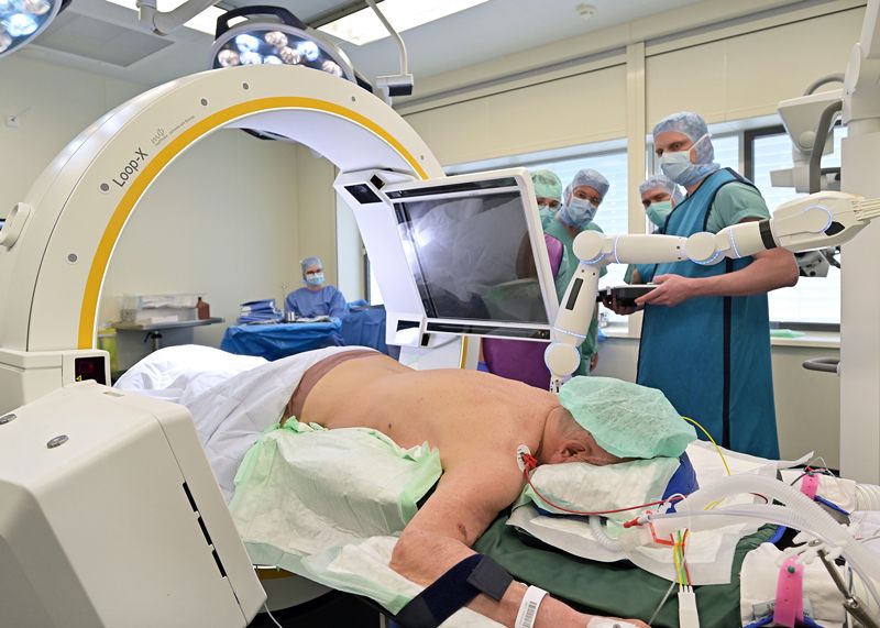 Das robotische 3D-Röntgengerät fährt per Knopfdruck zum Patienten und unterstützt bei intraoperativer  Planung und Kontrolle der Eingriffe.